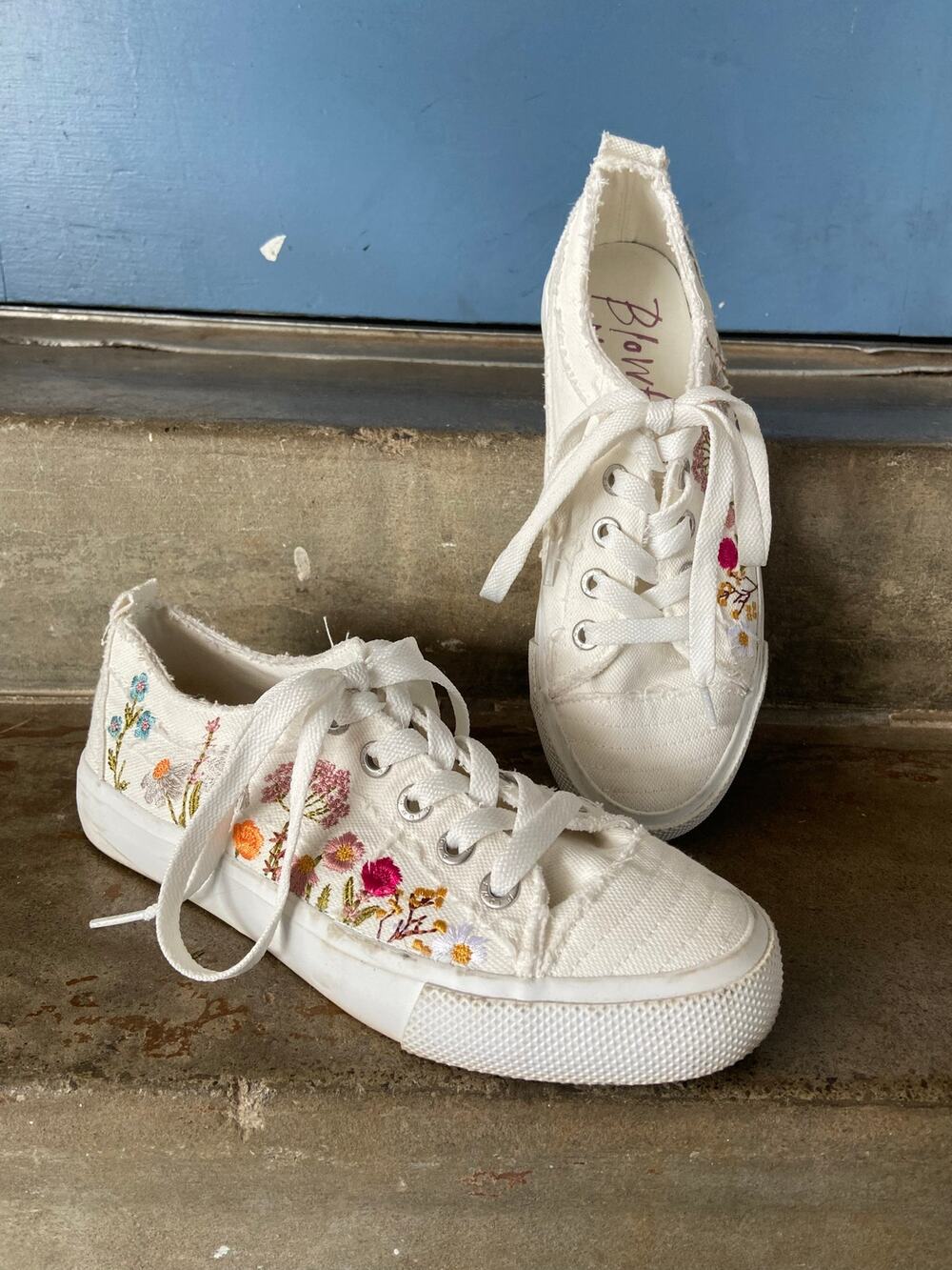 Blowfish Malibu white ladies sneaker with side embroidery